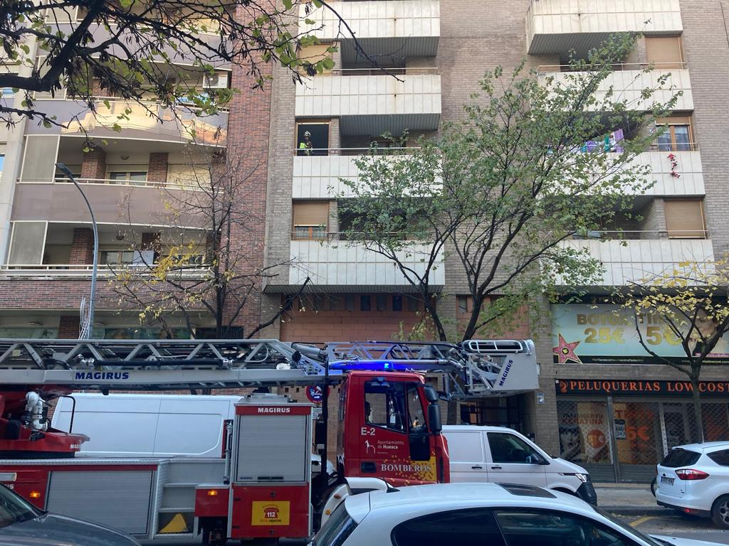 Imágenes de la evacuación en la calle Cabestany de Huesca