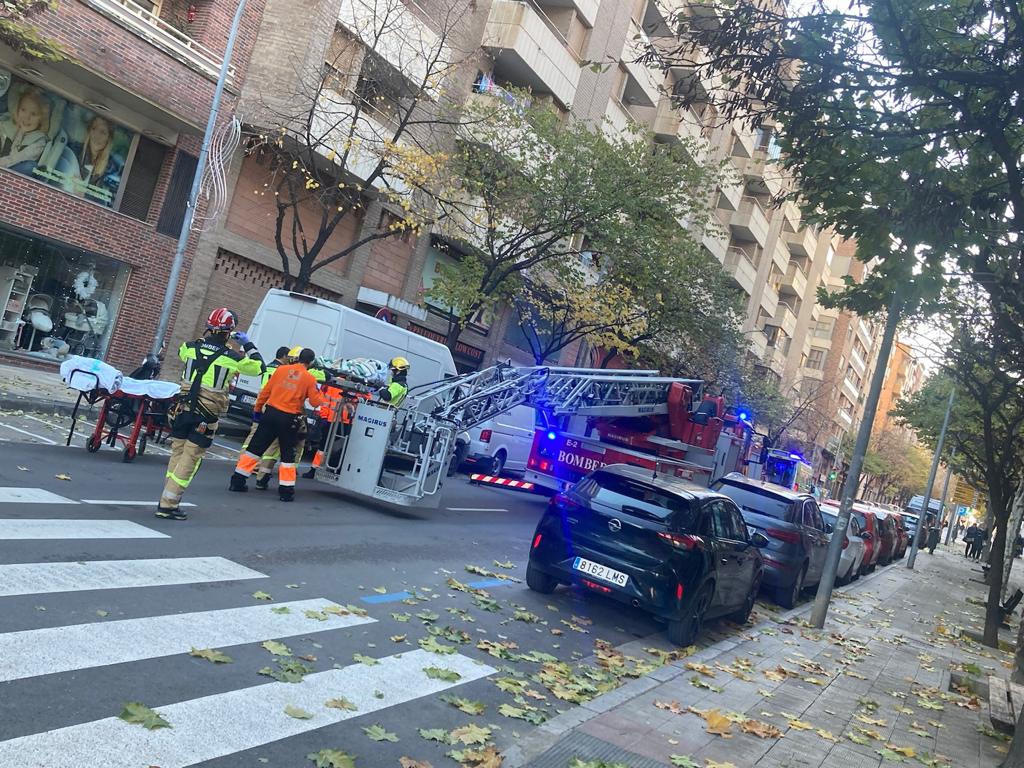 Imágenes de la evacuación en la calle Cabestany de Huesca
