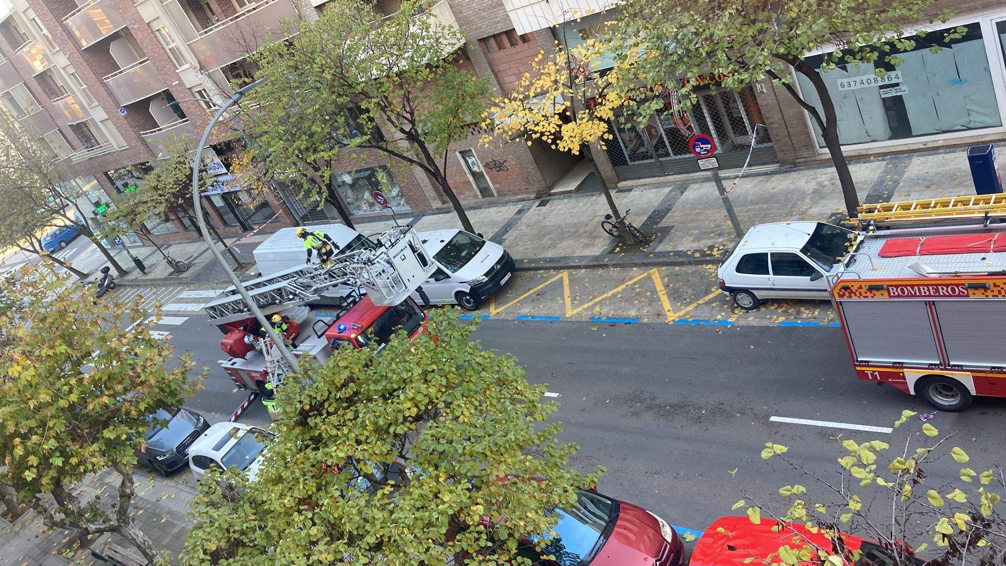 Imágenes de la evacuación en la calle Cabestany de Huesca