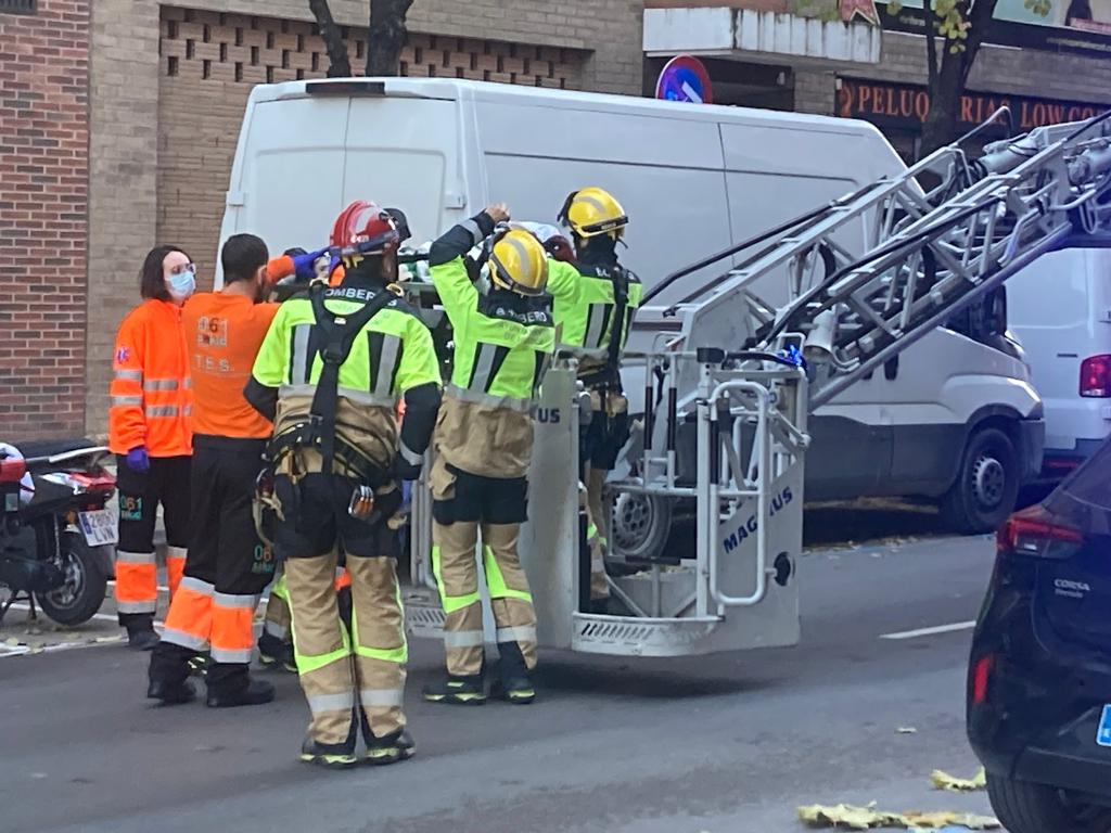 Imágenes de la evacuación en la calle Cabestany de Huesca