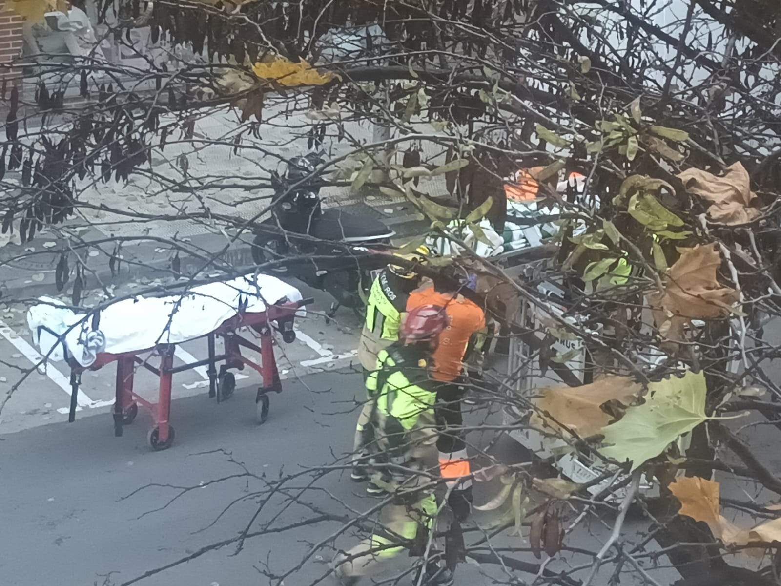 Imágenes de la evacuación en la calle Cabestany de Huesca