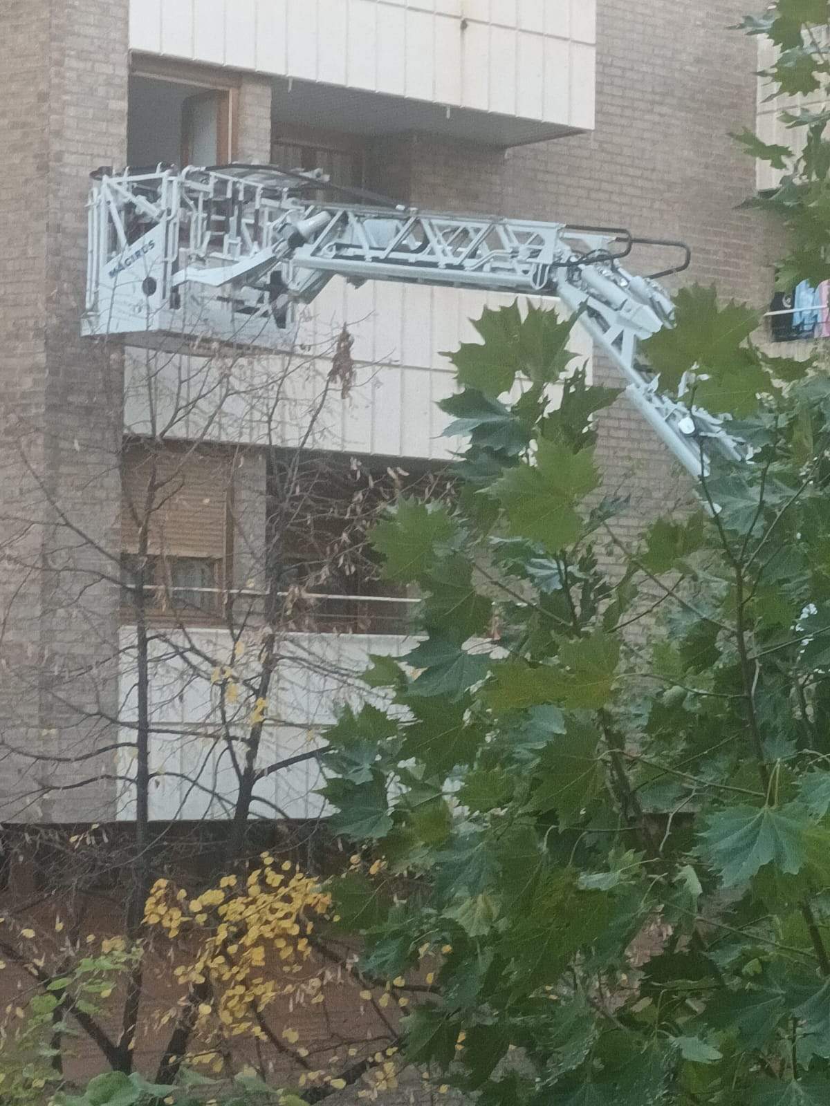 Imágenes de la evacuación en la calle Cabestany de Huesca