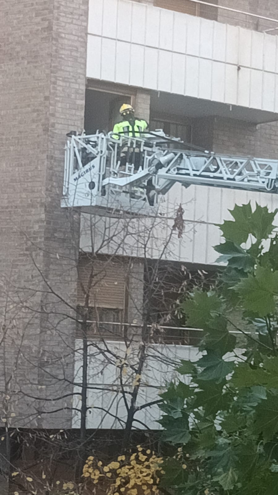 Imágenes de la evacuación en la calle Cabestany de Huesca