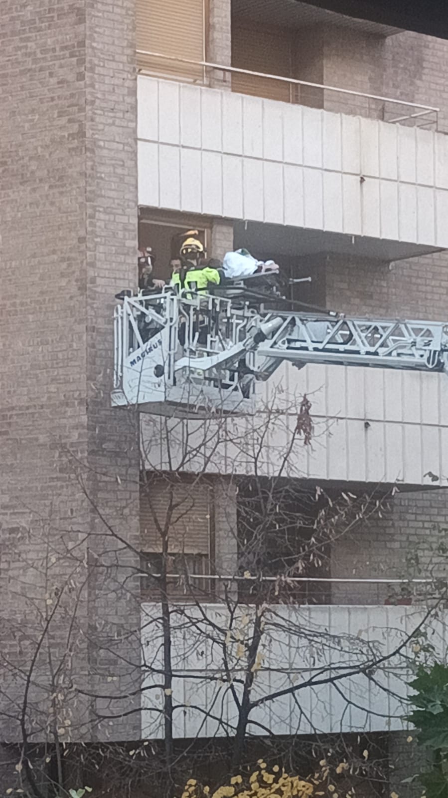 Imágenes de la evacuación en la calle Cabestany de Huesca