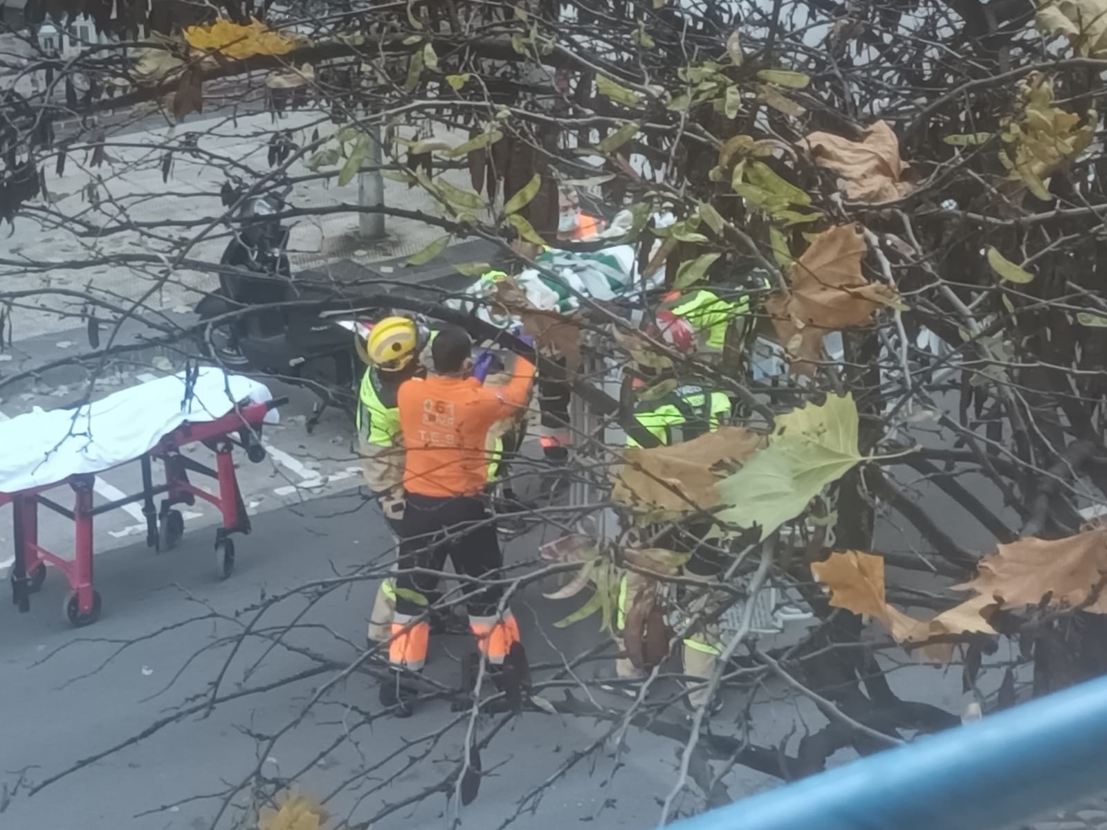 Imágenes de la evacuación en la calle Cabestany de Huesca