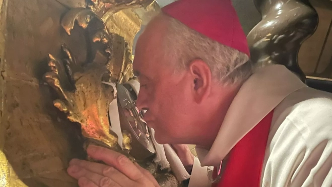 El obispo Ángel Pérez besa los pies del Santo Cristo de los Milagros