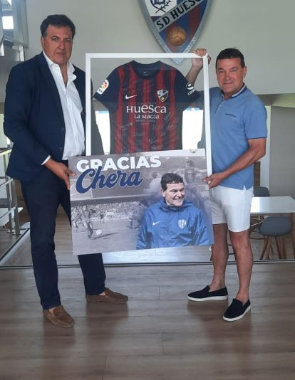 Manuel Torres entrega el reconocimiento a Chera Manuel Torres entrega el reconocimiento a Chera