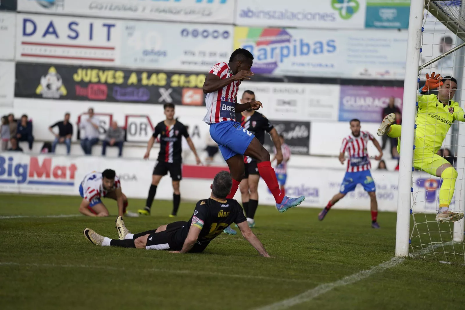 Binke, jugador del Barbastro, remata a placer en el gol ante el Logroñés. Foto: @fotomaniafut/UD Barbastro