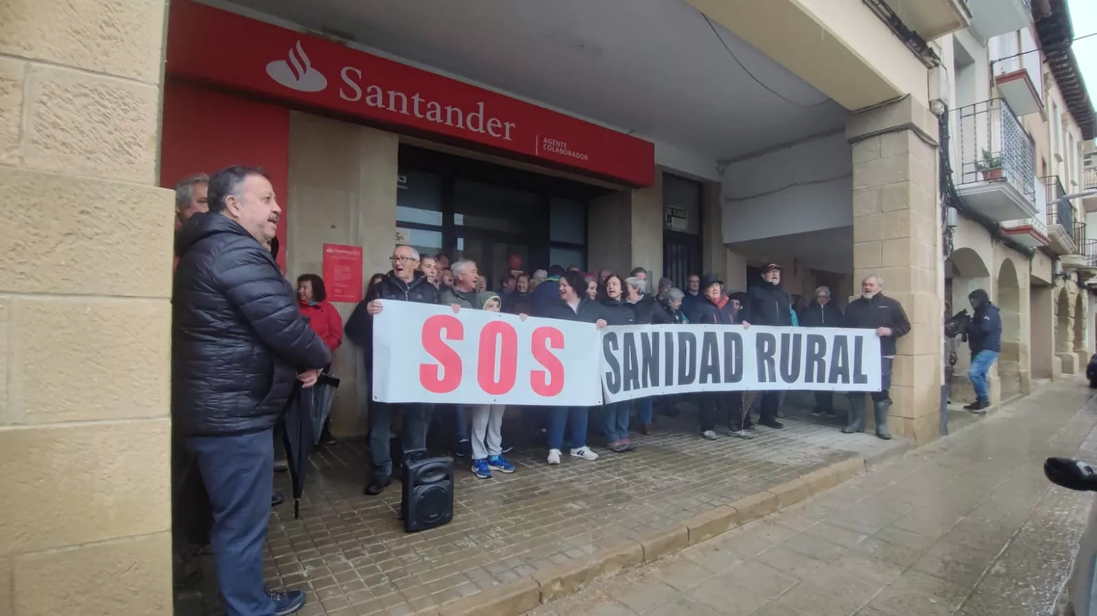 Concentración en Ayerbe por la sanidad rural. Foto SOS Sanidad Rural Huesca