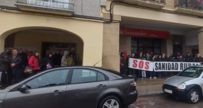 Concentración en Ayerbe por la sanidad rural. Foto SOS Sanidad Rural Huesca