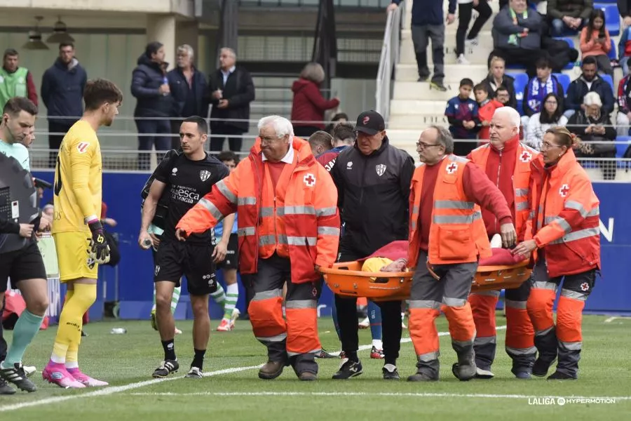 Dani Jiménez, retirado en camilla. Los jugadores del Huesca, mermados