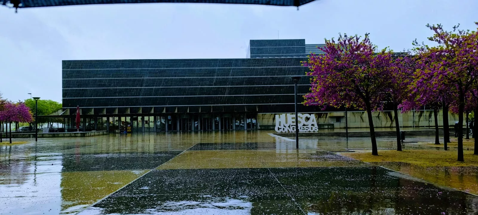 Palacio de Congresos. La lluvia ha caído con fuerza en la ciudad de Huesca. Foto Joaquín Santafé
