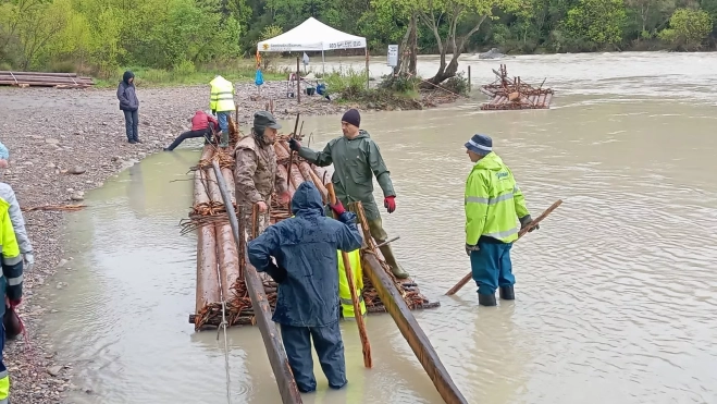 Últimos preparativos en la playa de Murillo de Gállego.