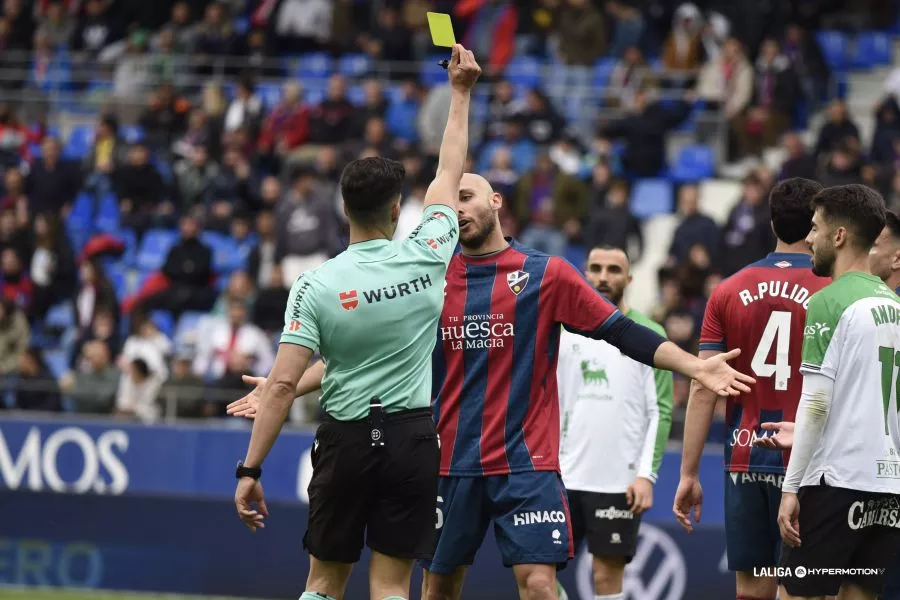 González Díaz se ha dado un festín de tarjetas contra el Huesca y el club protesta