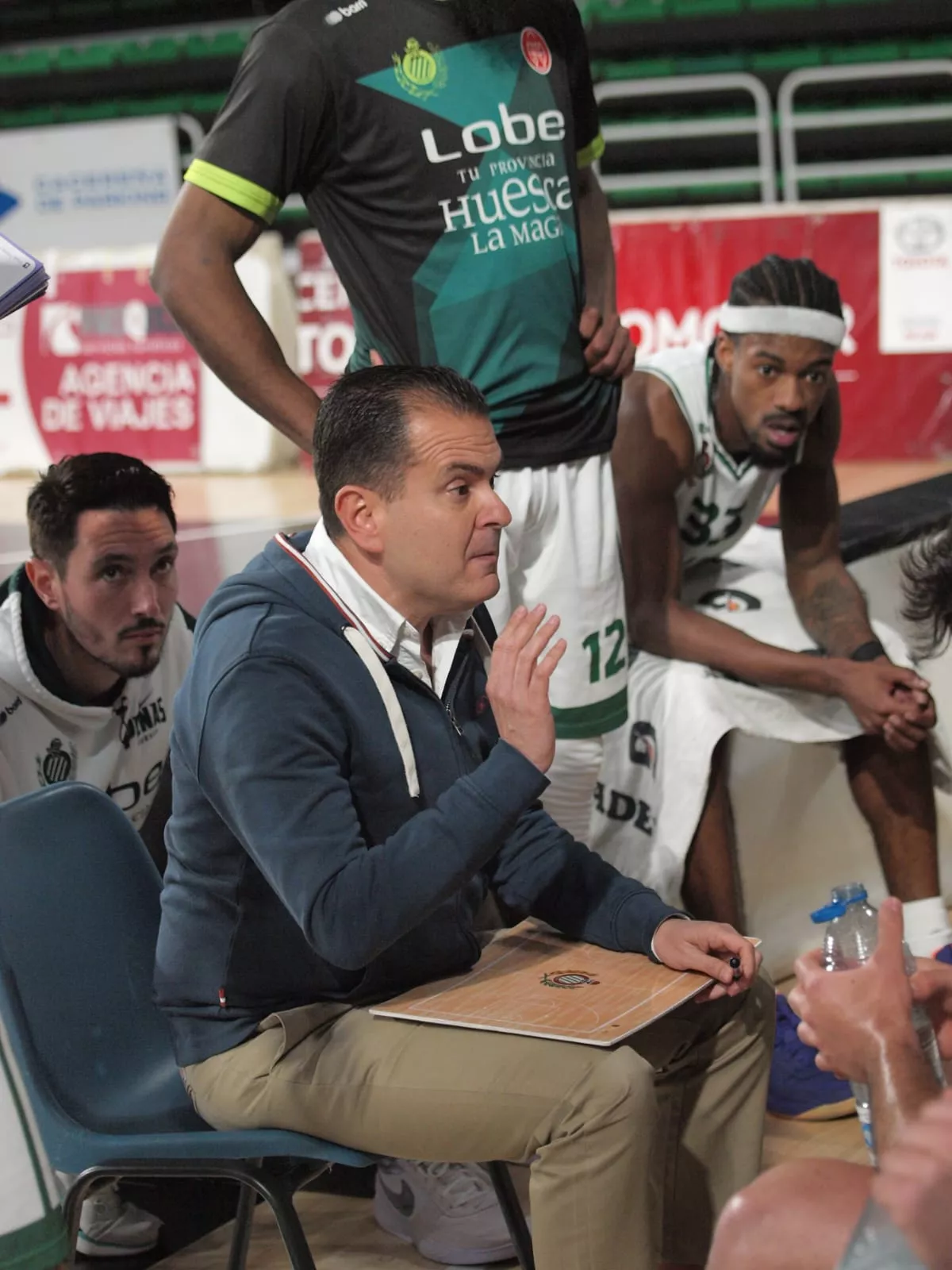 Rafa Sanz en un tiempo muerto. Foto Álvaro Vázquez. Baloncesto Cáceres