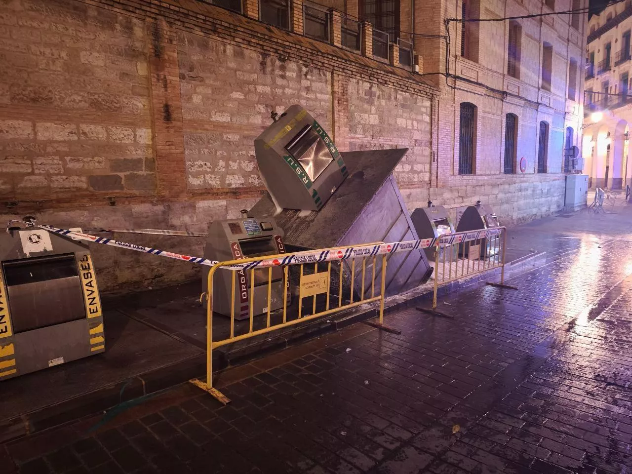 El contenedor salió despedido debido al incendio provocado.