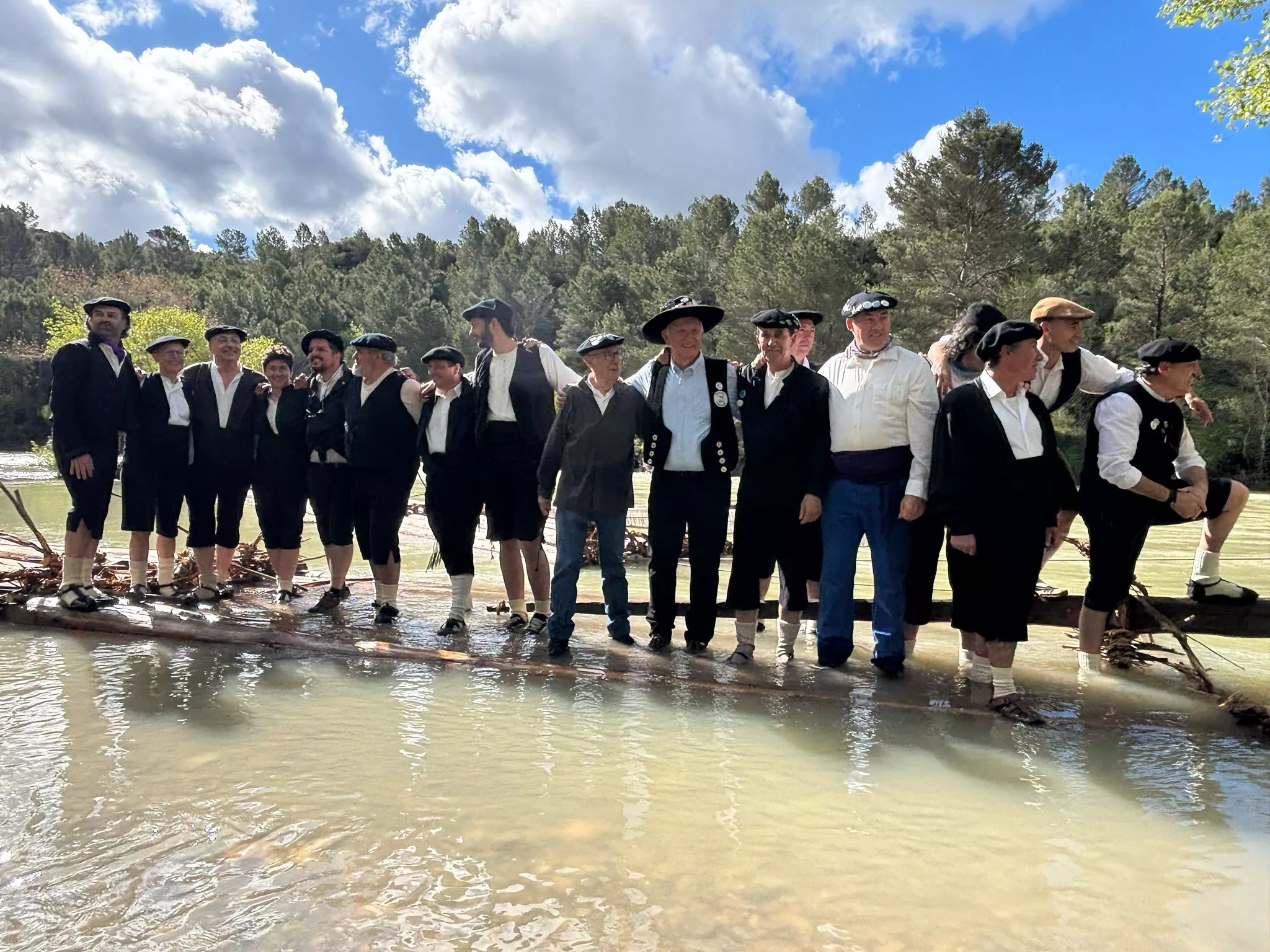 Los nabateros, preparados en la playa de Murillo, donde se ha tomado la decisión de no realizar el descenso por el alto caudal.