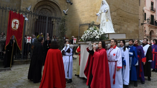Las palomas vuelan junto a la Virgen de la Esperanza