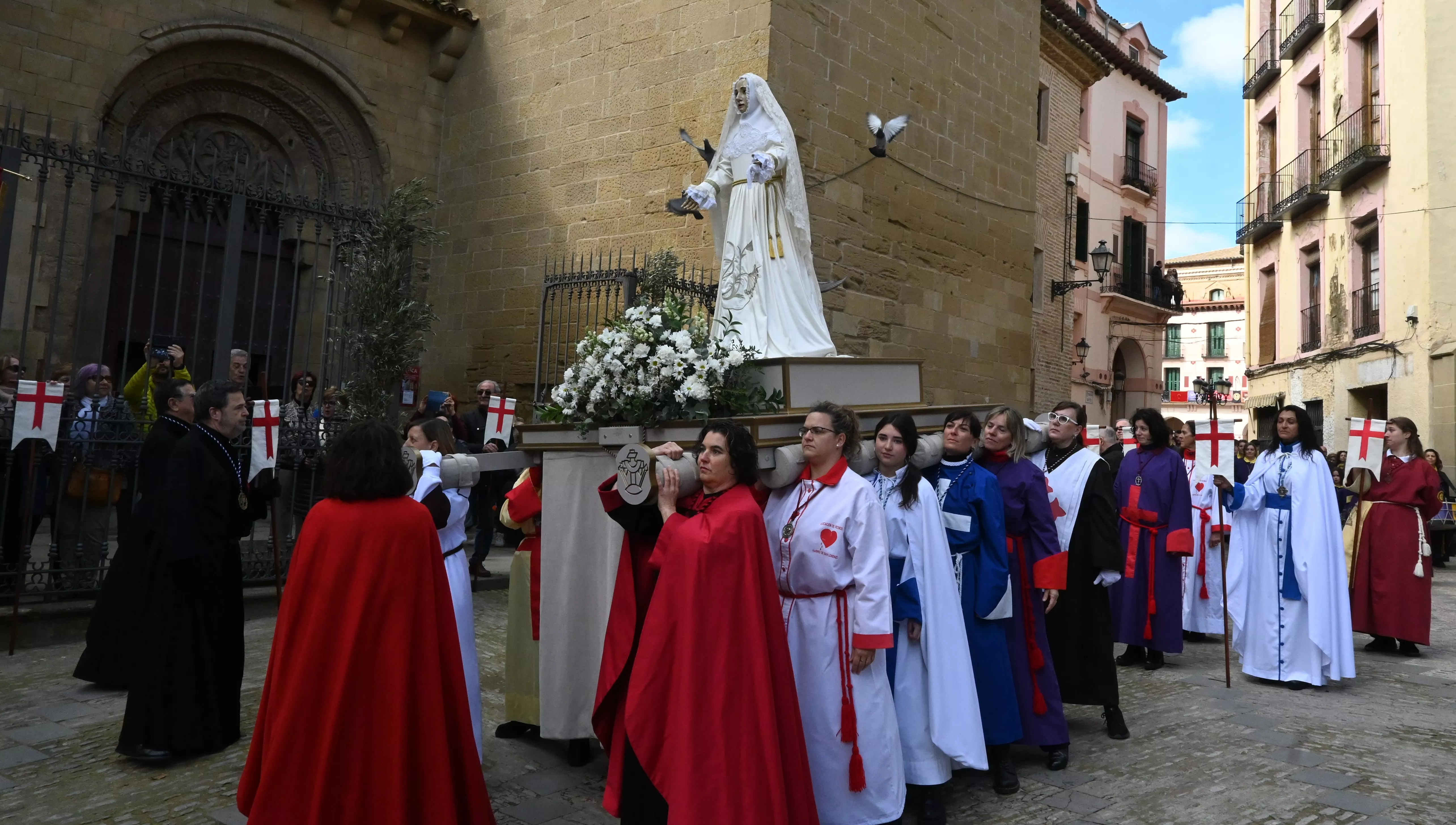 Procesión del Resucitado en Huesca. Foto Carlos Jalle