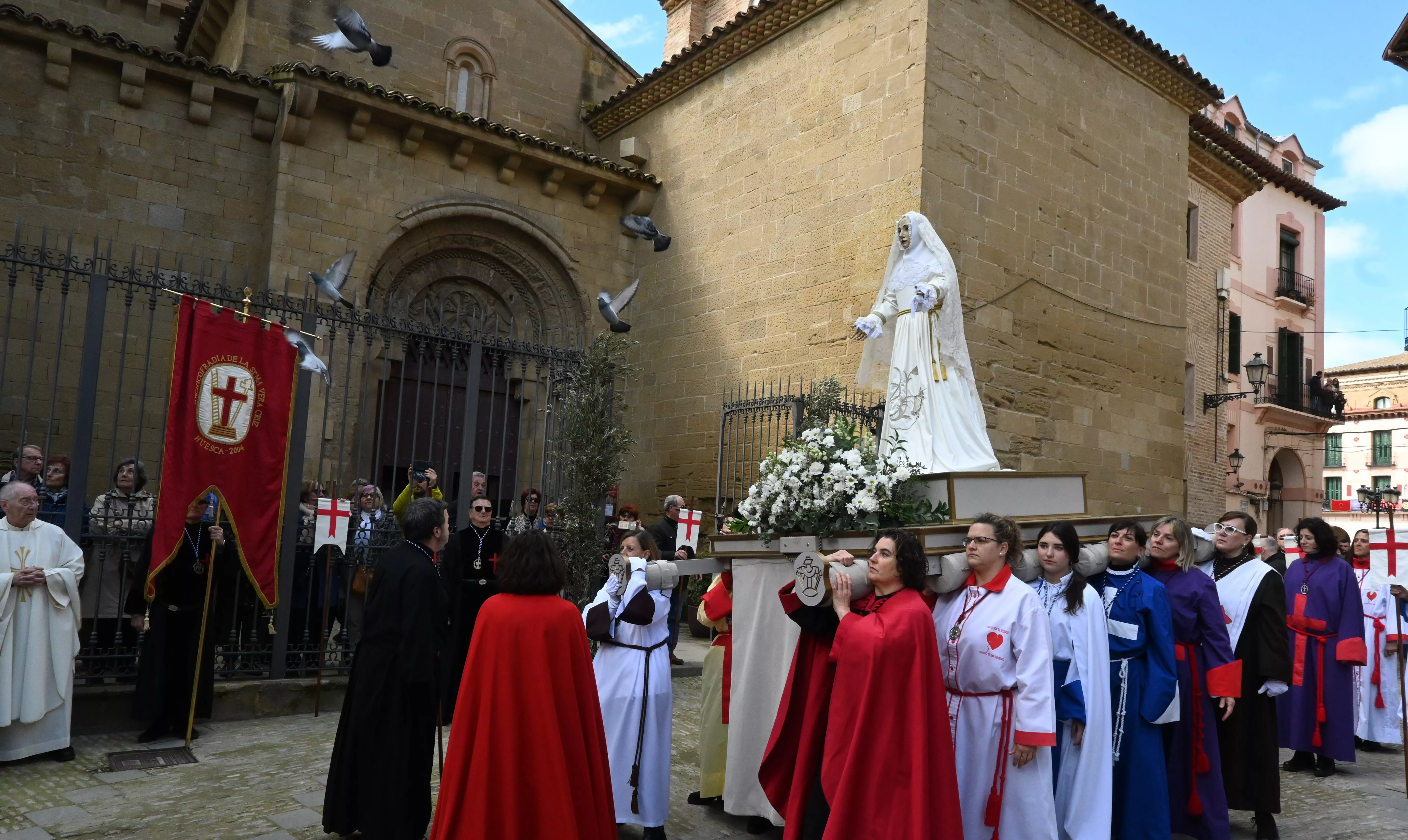 Procesión del Resucitado en Huesca. Foto Carlos Jalle