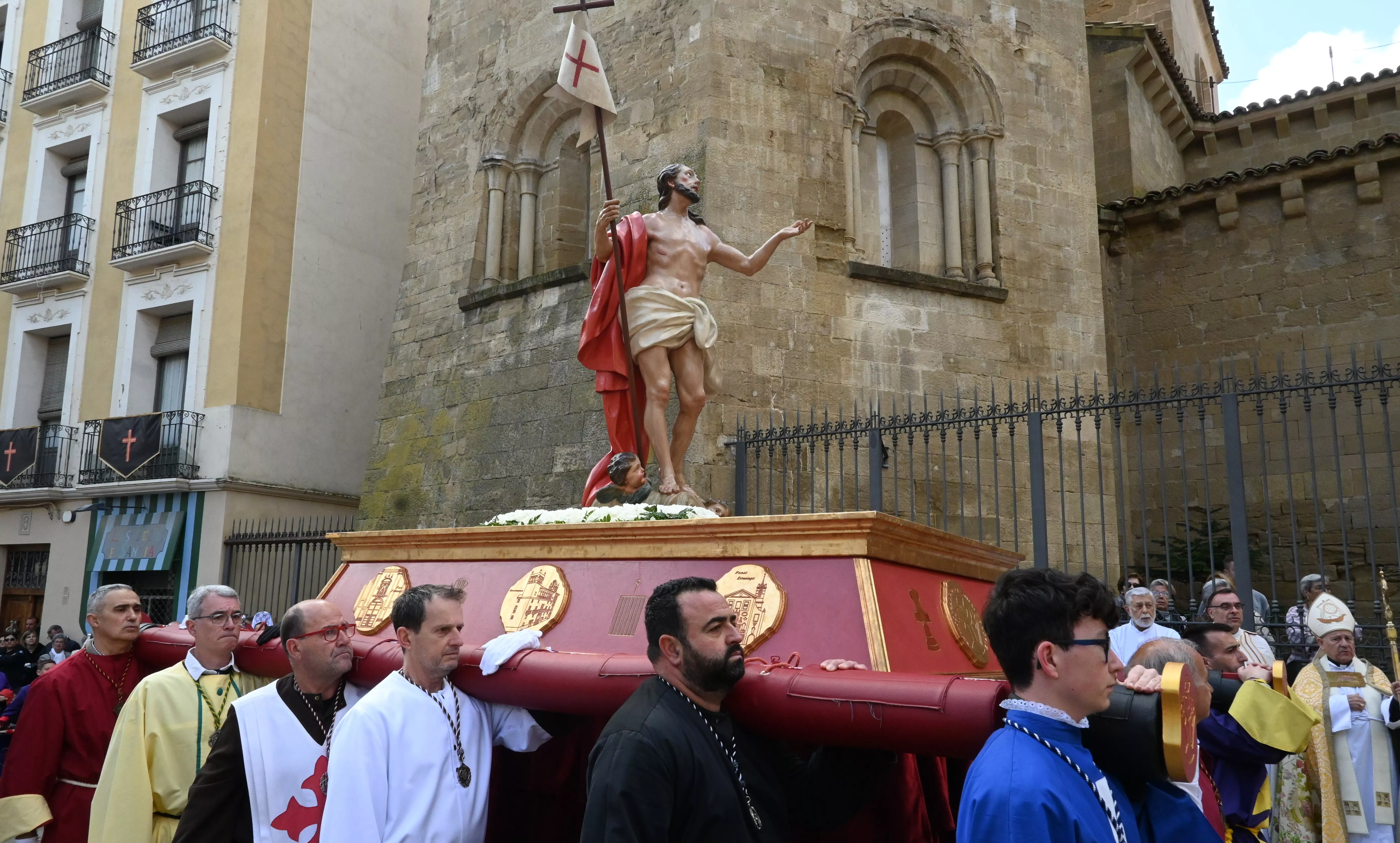 Procesión del Resucitado en Huesca. Foto Carlos Jalle