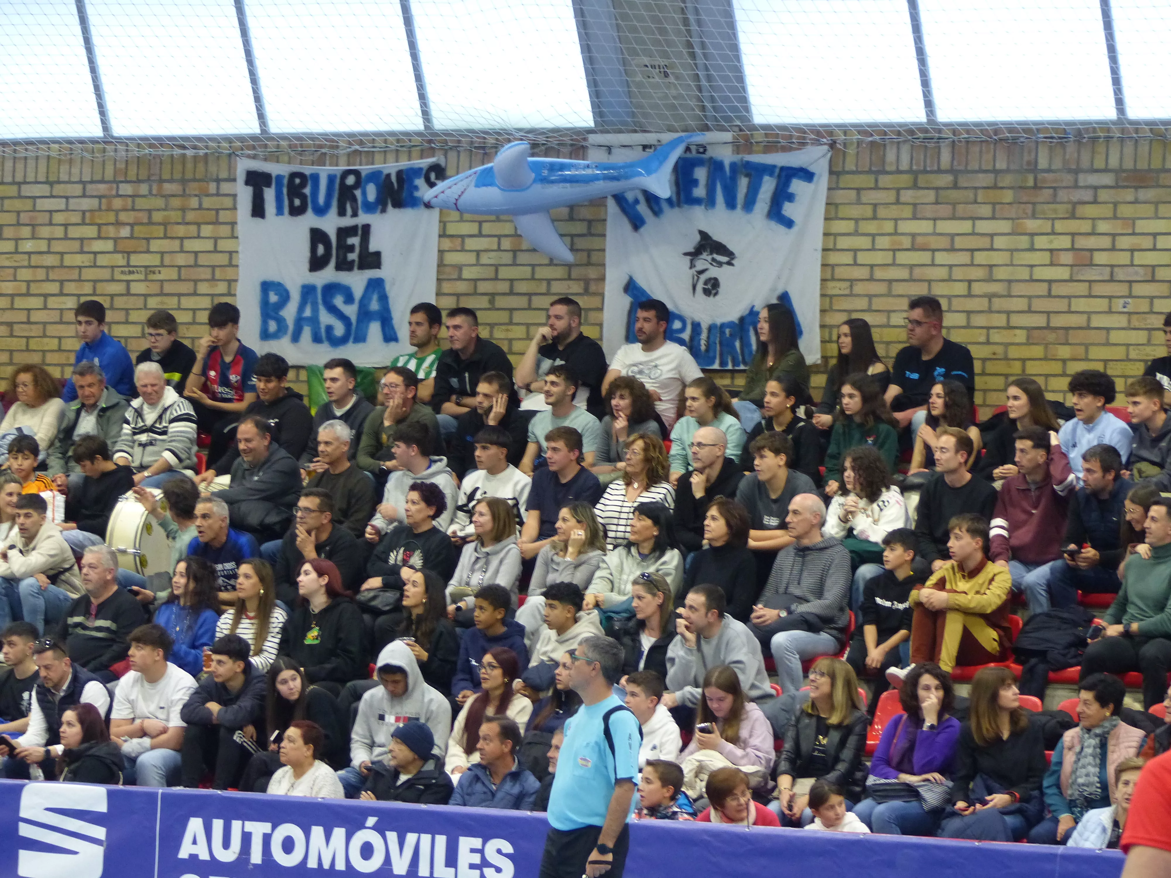 Afición Tiburones de Basa. Foto: Andrés Alcaraz