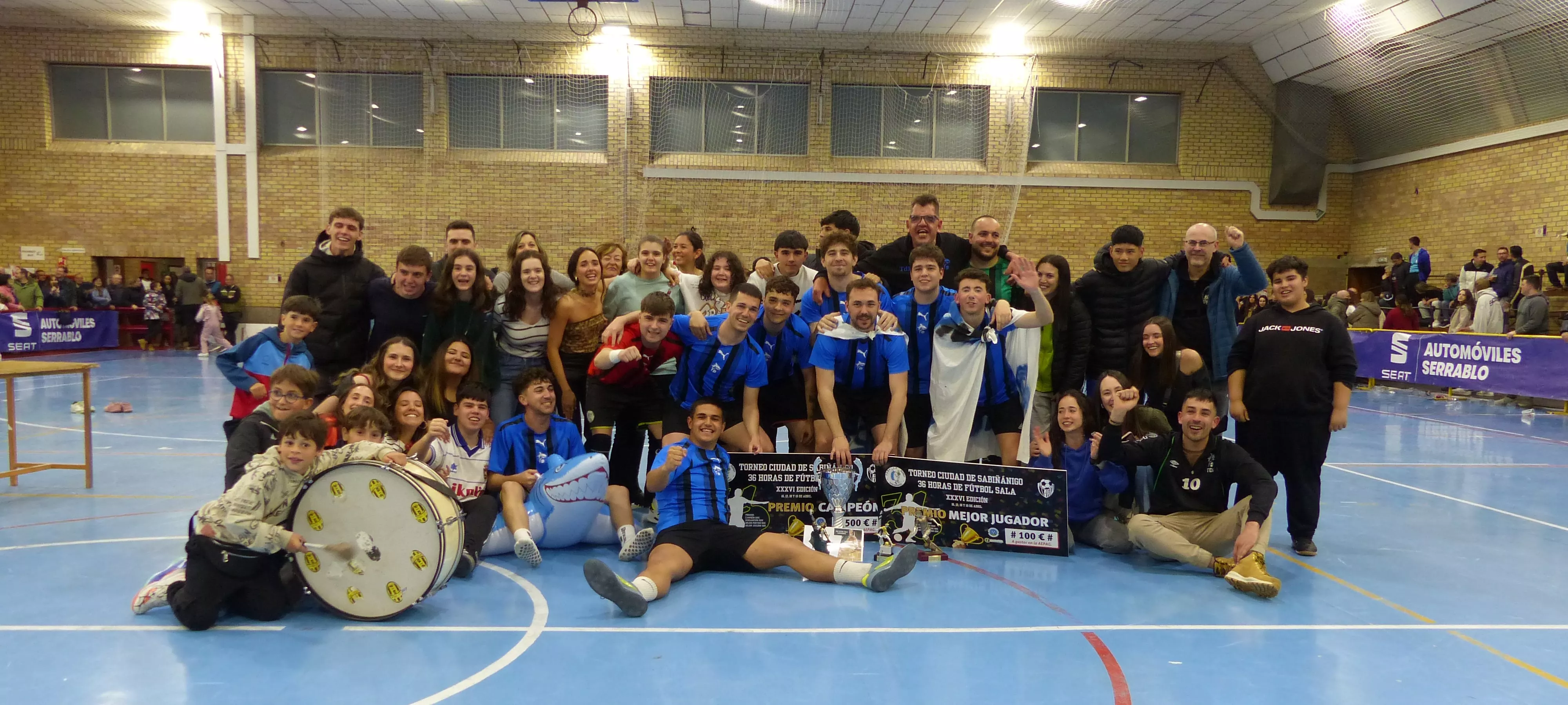 Tiburones de Basa, campeón, con su afición