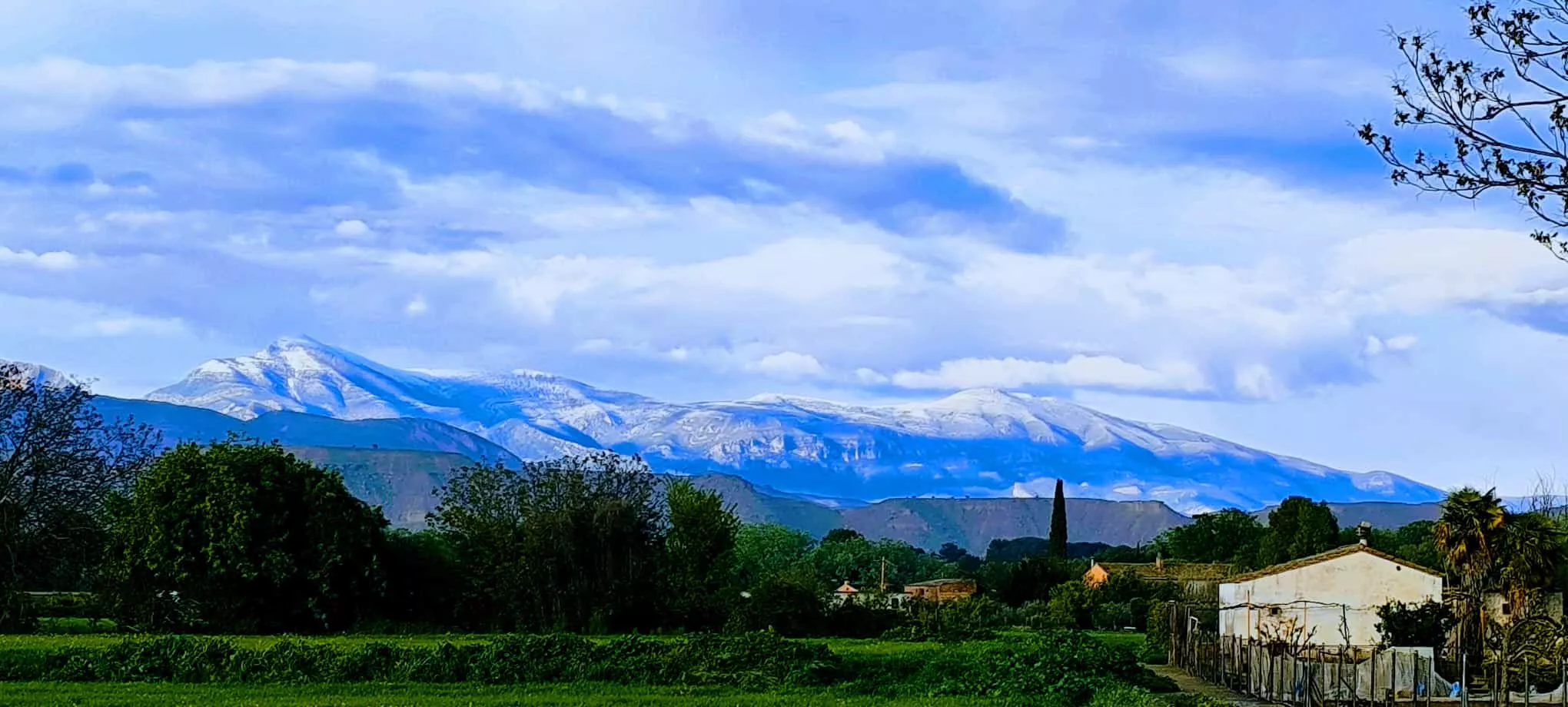 La Sierra de Guara quizá con la última nieve de la temporada. Foto Joaquín Santafé