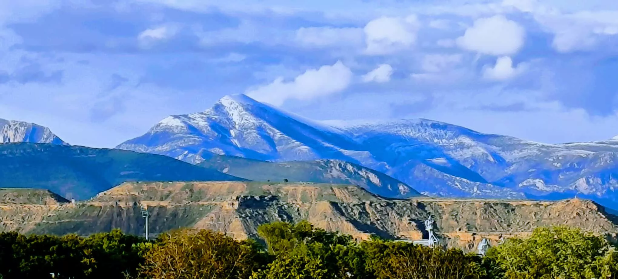 La Sierra de Guara quizá con la última nieve de la temporada. Foto Joaquín Santafé
