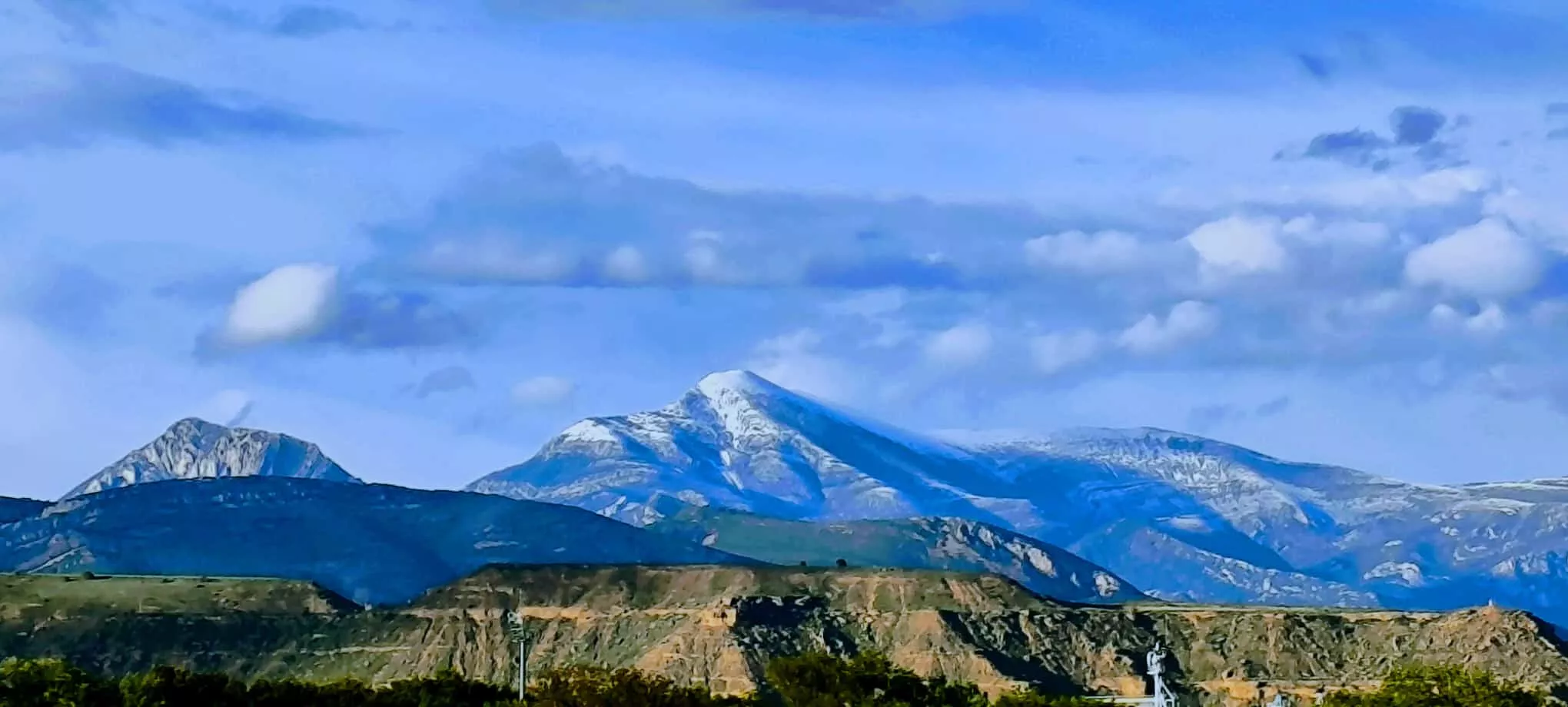 La Sierra de Guara quizá con la última nieve de la temporada. Foto Joaquín Santafé