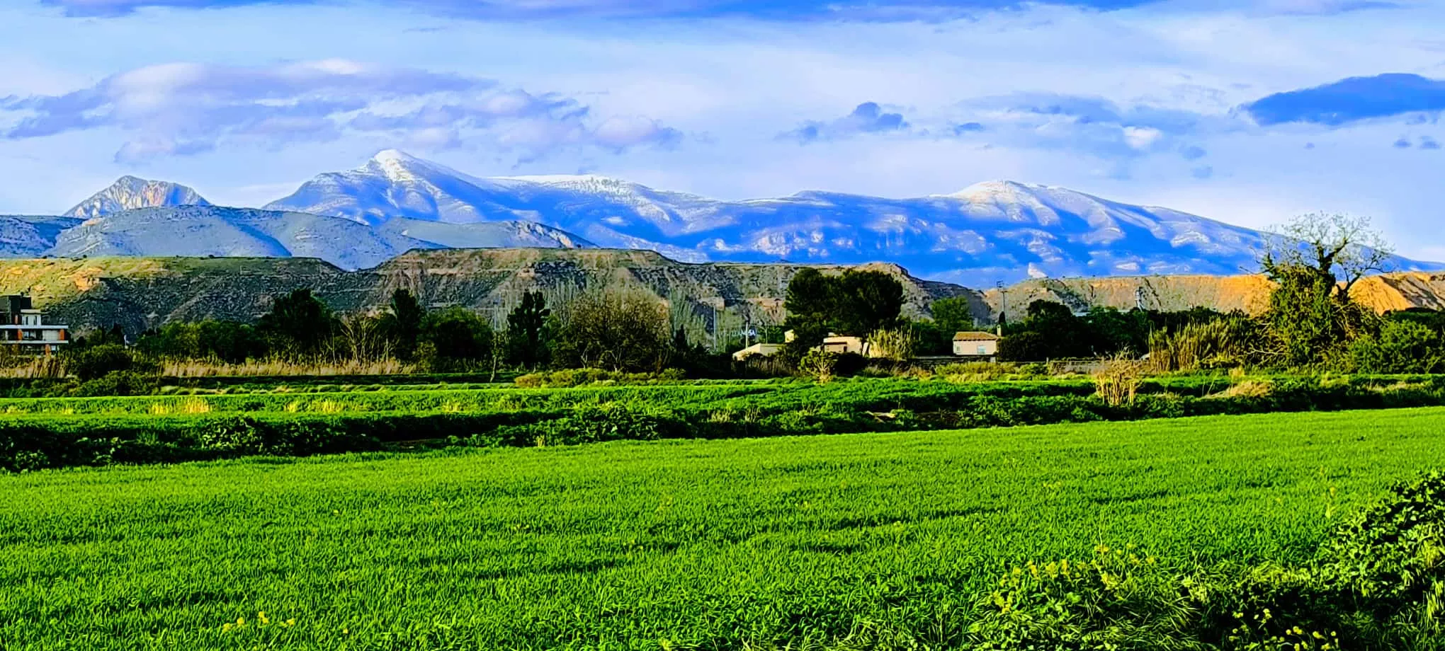 La Sierra de Guara quizá con la última nieve de la temporada. Foto Joaquín Santafé
