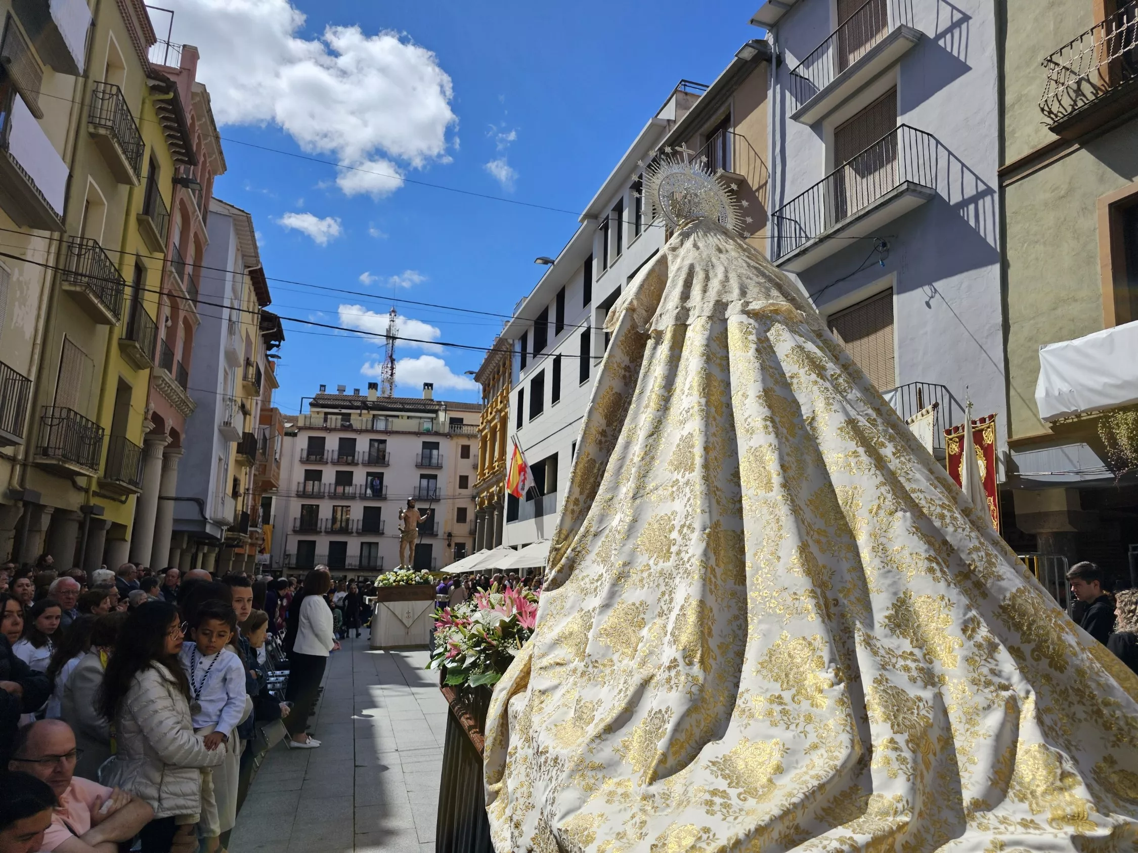 El Encuentro Glorioso, con el estreno del vestido de Nuestra Señora de la Soledad de Gloria. Foto: José Luis Villar. Junta de Coordinadoras de Cofradías de Barbastro El Encuentro Glorioso, con el estreno del vestido de Nuestra Señora de la Soledad de Gloria. Foto: José Luis Villar. Junta de Coordinadoras de Cofradías de Barbastro