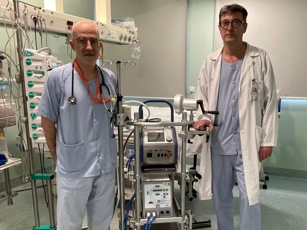 Director del programa ECMO, Luis Manuel Claraco, y el jefe de servicio de la UCI del Servet, Andrés Carillo. Más de 190 personas se benefician en Aragón en los últimos 5 años de una tecnología que suple al corazón y los pulmones de forma temporal