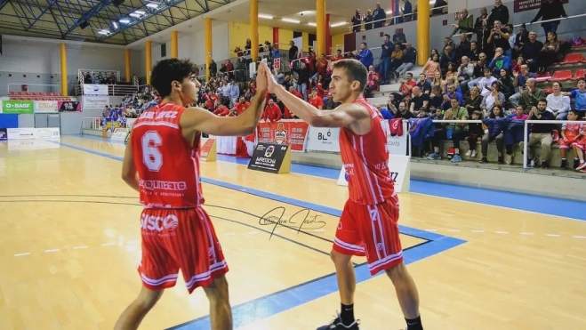 Jorge Lafuente, a la derecha, en un partido con el Benicarló. Jorge Lafuente, a la derecha, en un partido con el Benicarló.