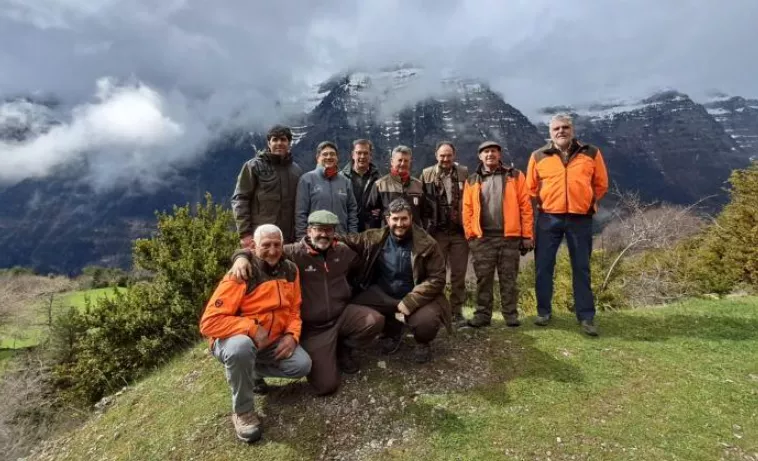Alfonso Calvo, representantes de la Federación de Caza y Pesca y de la Artemisan, en una reciente visita a zonas restauradas para mejorar el hábitat del urogallo.