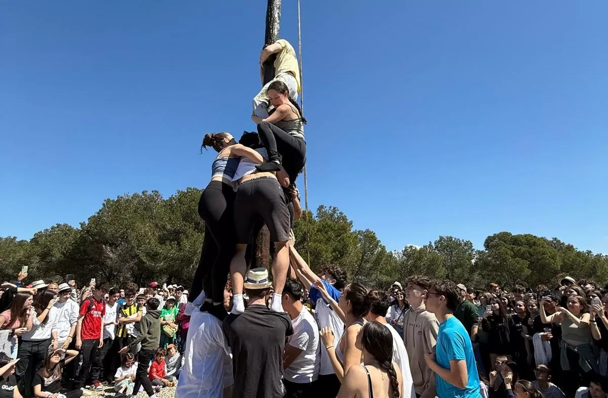 Jóvenes participan en la tradicional subida al mallo en la romería de San Quílez. Jóvenes participan en la tradicional subida al mallo en la romería de San Quílez.