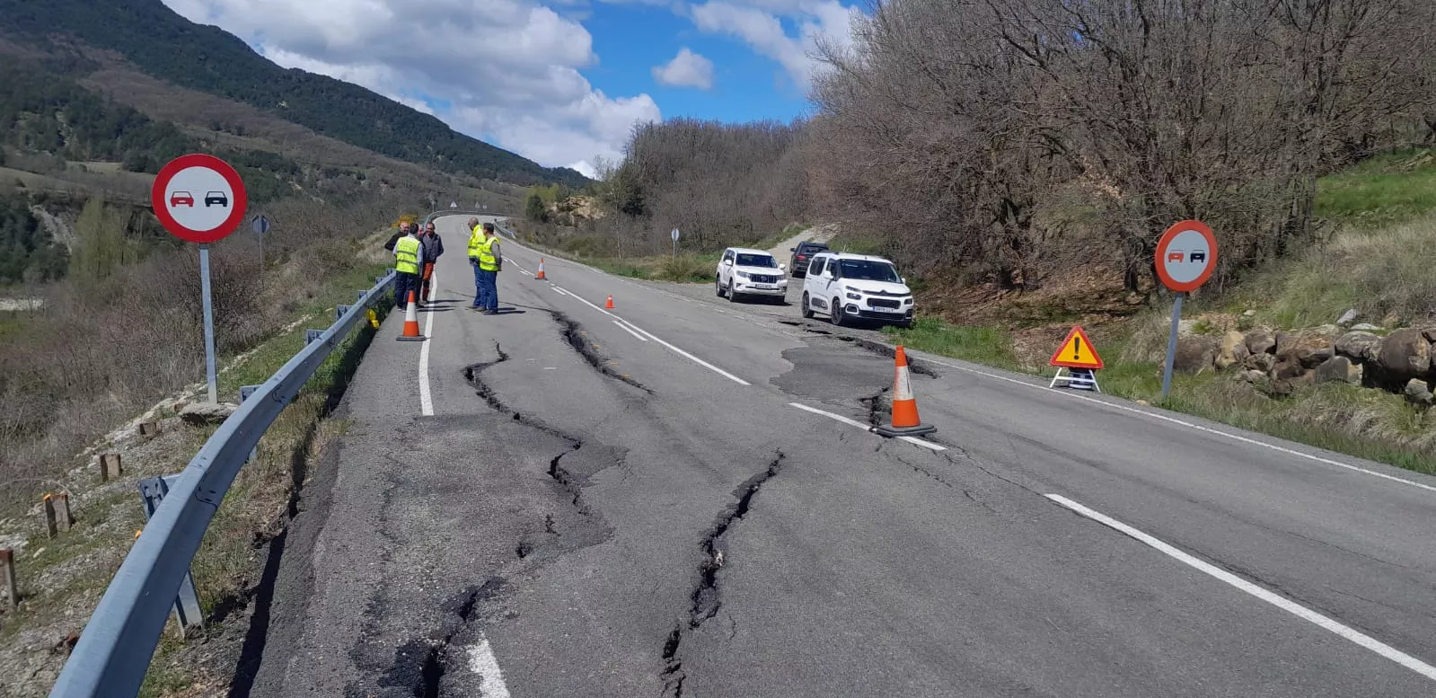 Deslizamiento de tierra en la carretera HU-V-9601 entre Campo y la A-1605 a la altura de Villacarli.