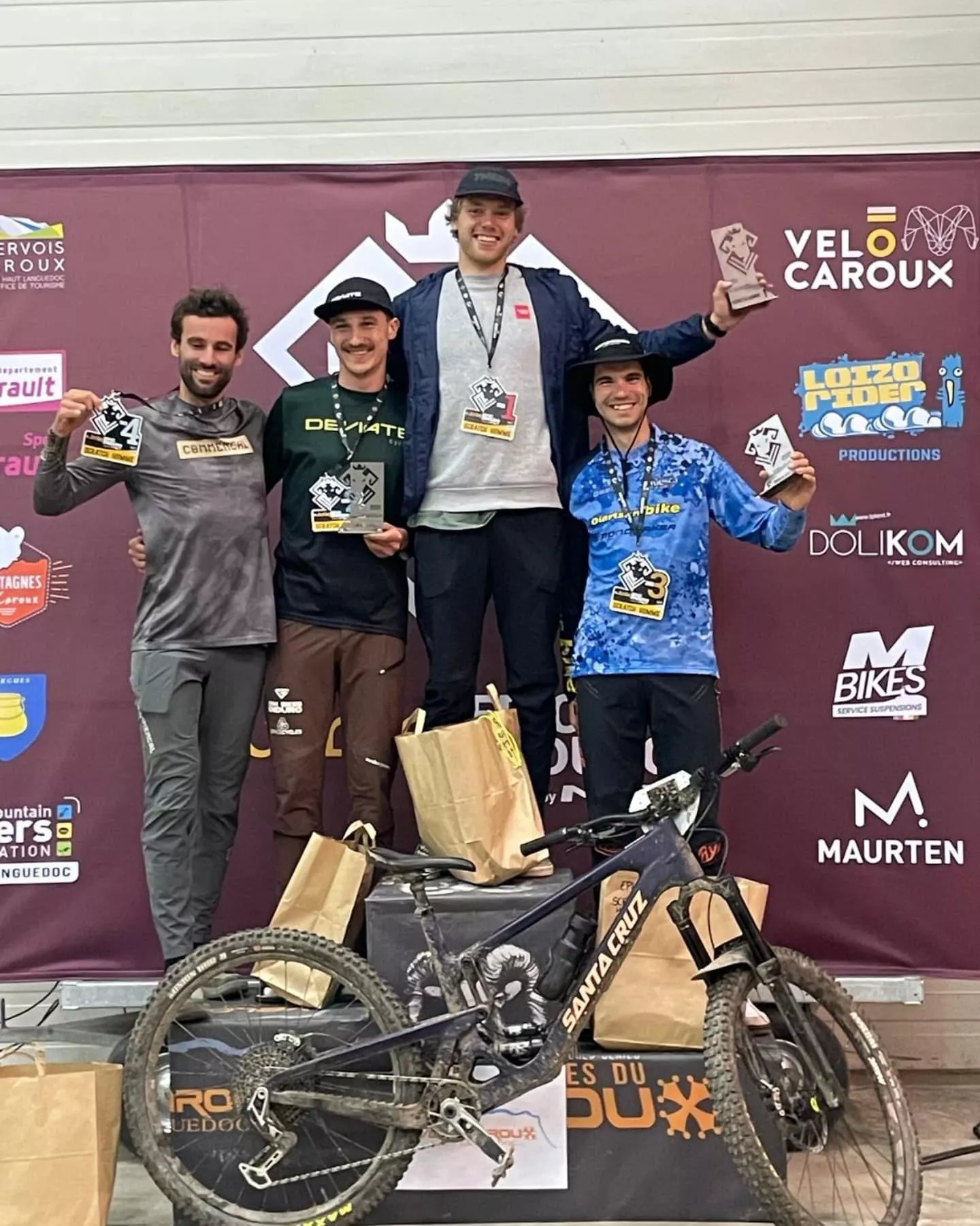 Gabi Torralba (derecha) en el podio de la carrera