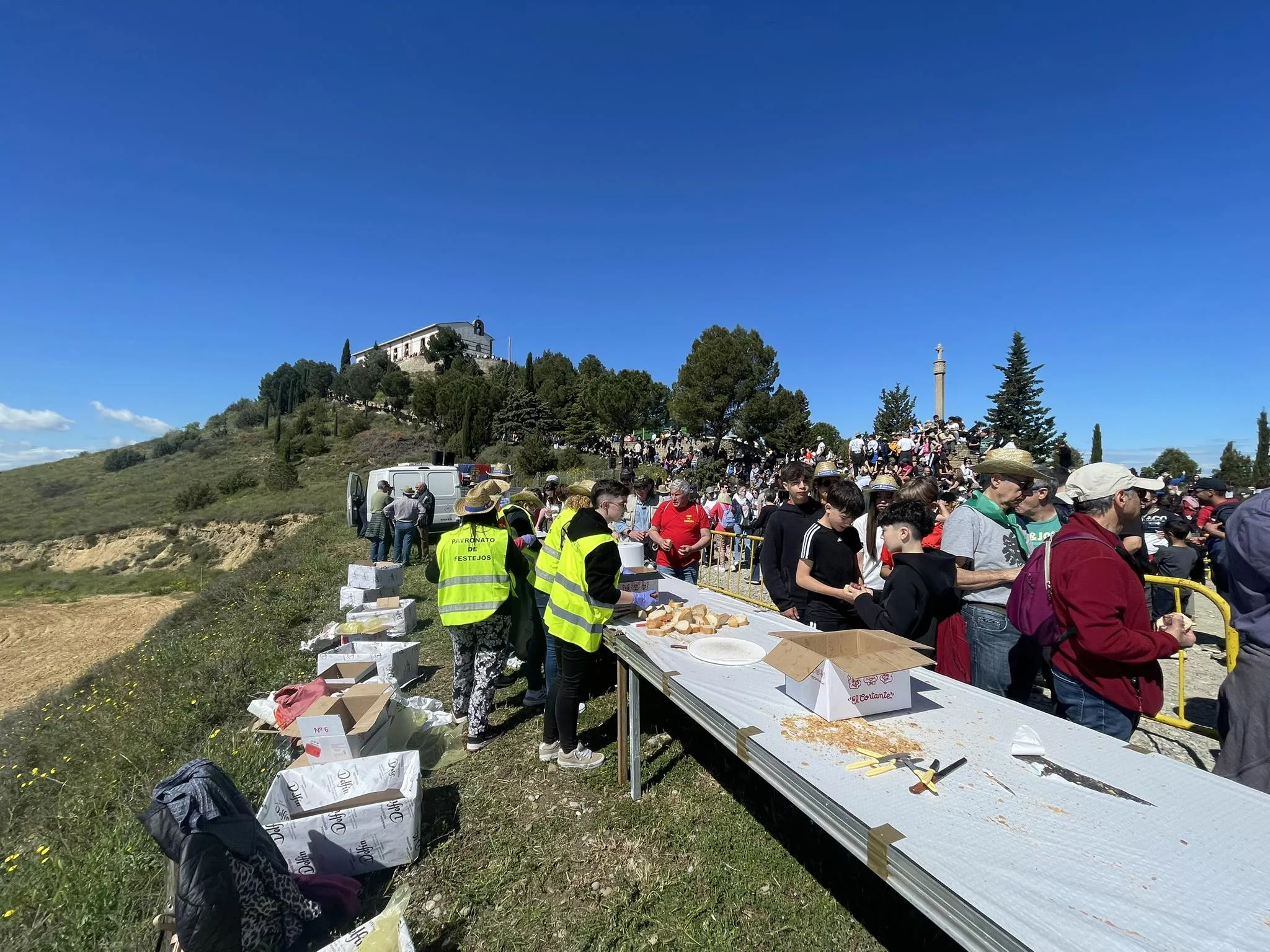 Celebración de la romería del Día de la Alegría en Monzón.