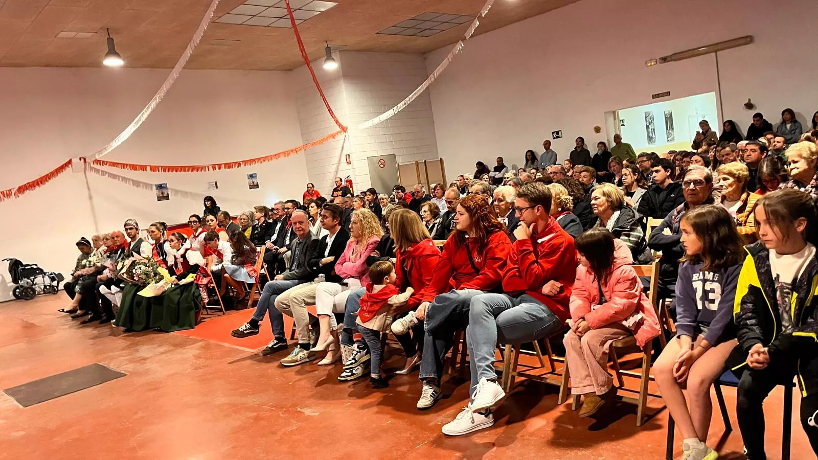 Presentación de las mairalesas, mainates y mayorales del Barrio de San Lorenzo. Foto Mercedes Manterola