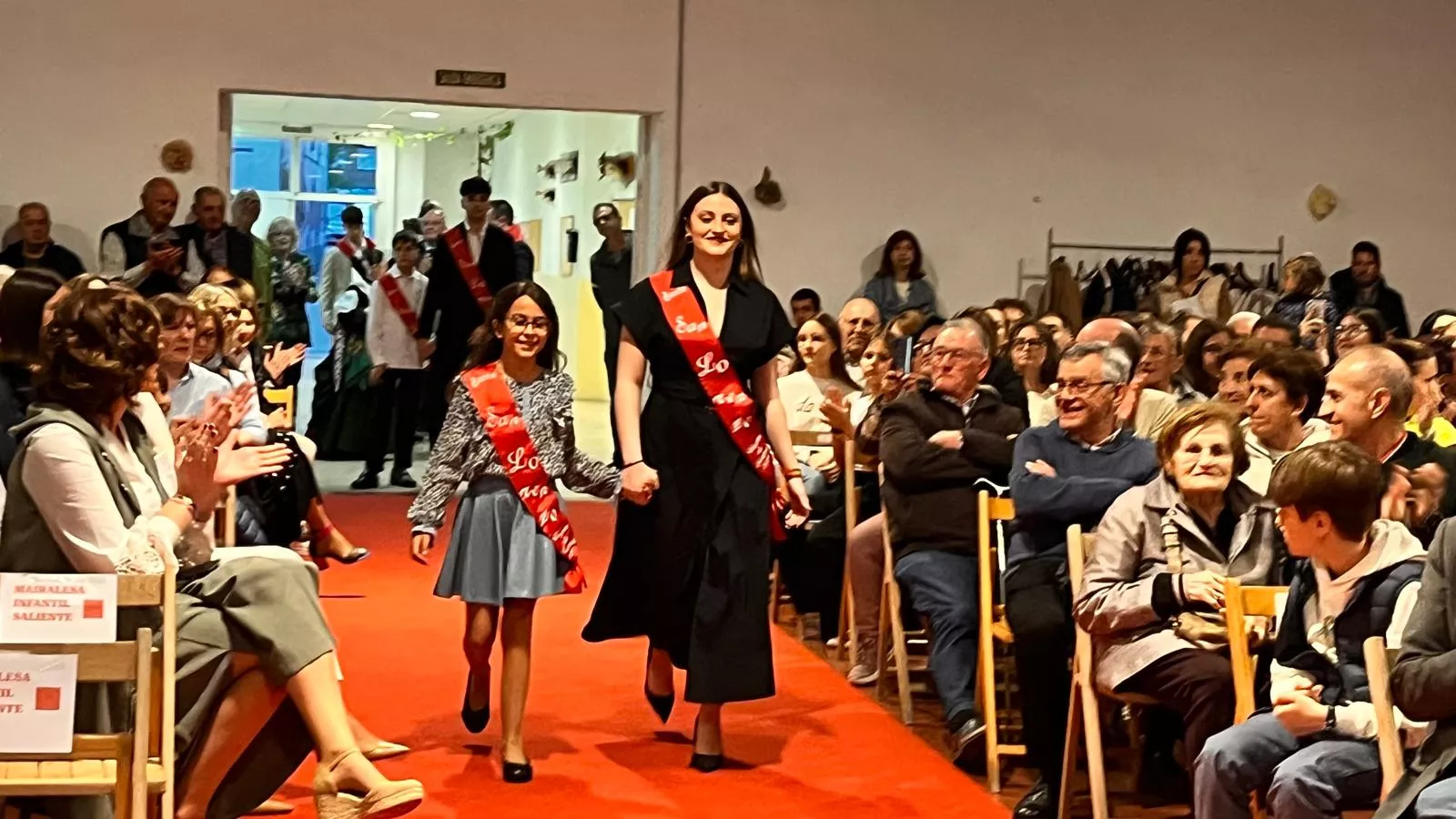 Presentación de las mairalesas, mainates y mayorales del Barrio de San Lorenzo. Foto Mercedes Manterola