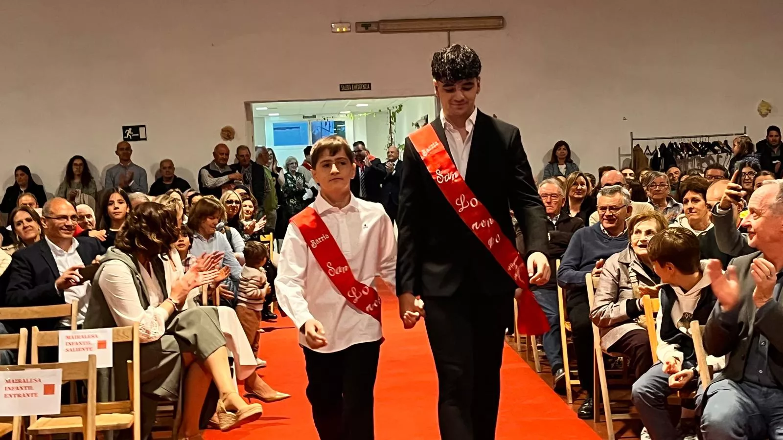 Presentación de las mairalesas, mainates y mayorales del Barrio de San Lorenzo. Foto Mercedes Manterola