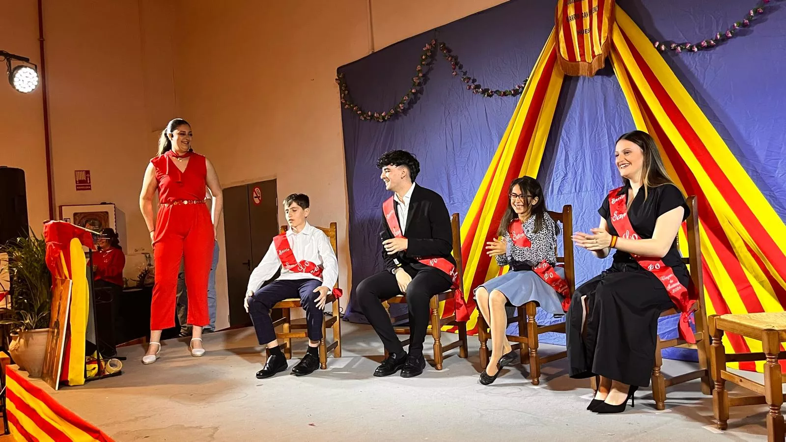 Presentación de las mairalesas, mainates y mayorales del Barrio de San Lorenzo. Foto Mercedes Manterola