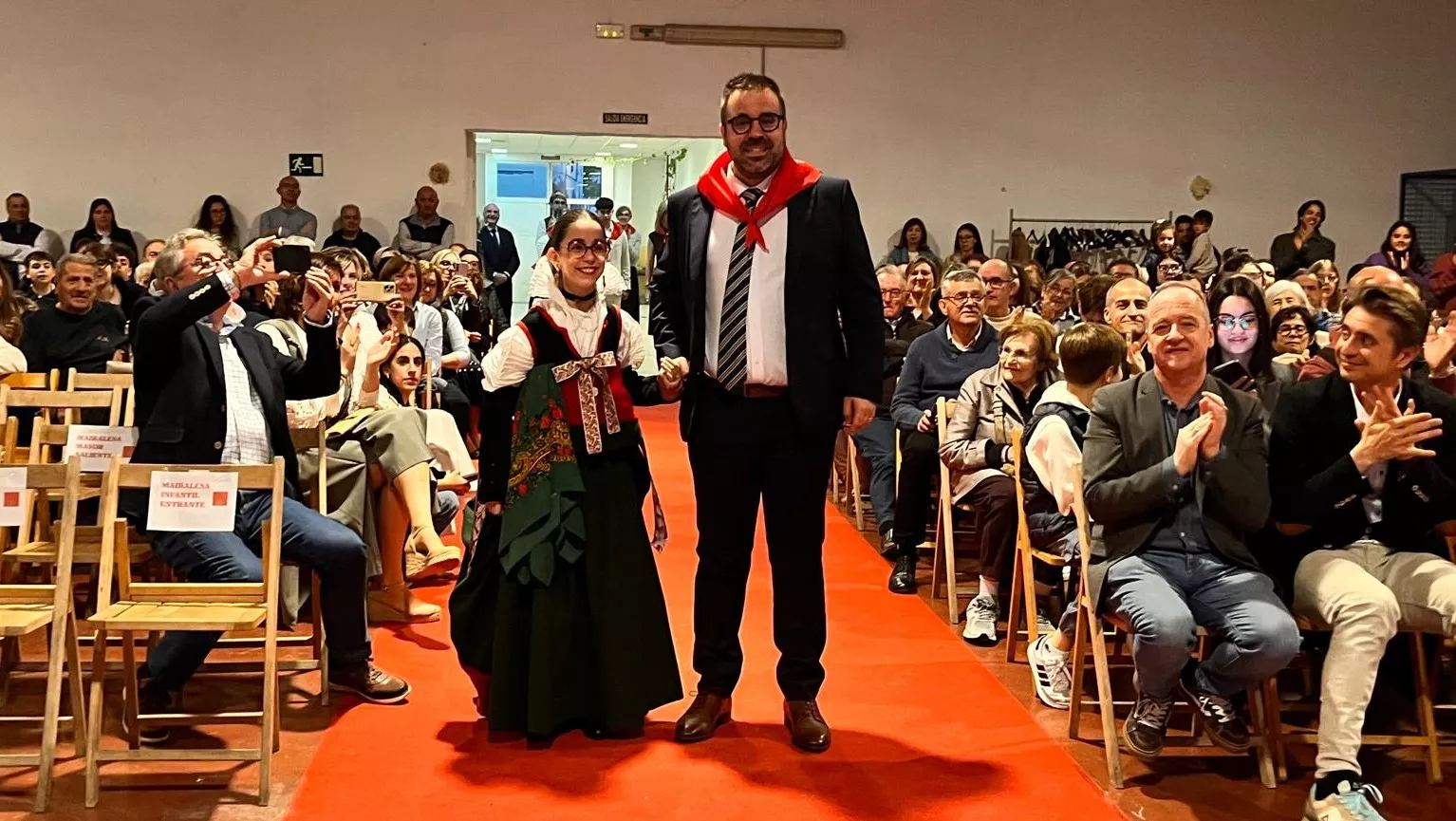 Presentación de las mairalesas, mainates y mayorales del Barrio de San Lorenzo. Foto Mercedes Manterola