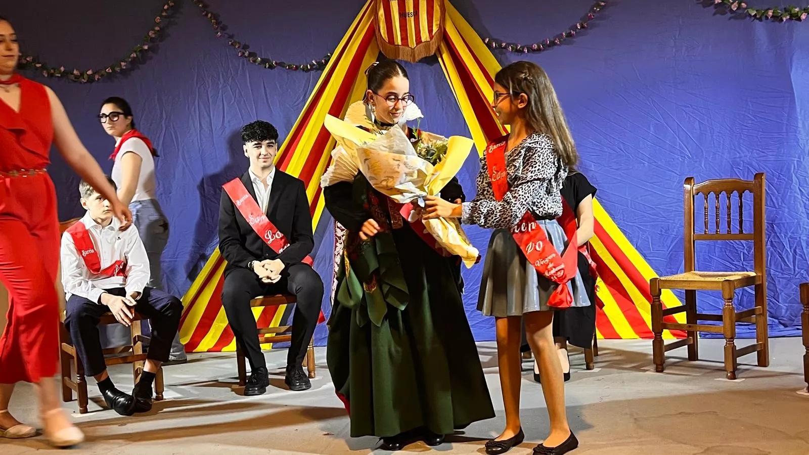 Presentación de las mairalesas, mainates y mayorales del Barrio de San Lorenzo. Foto Mercedes Manterola