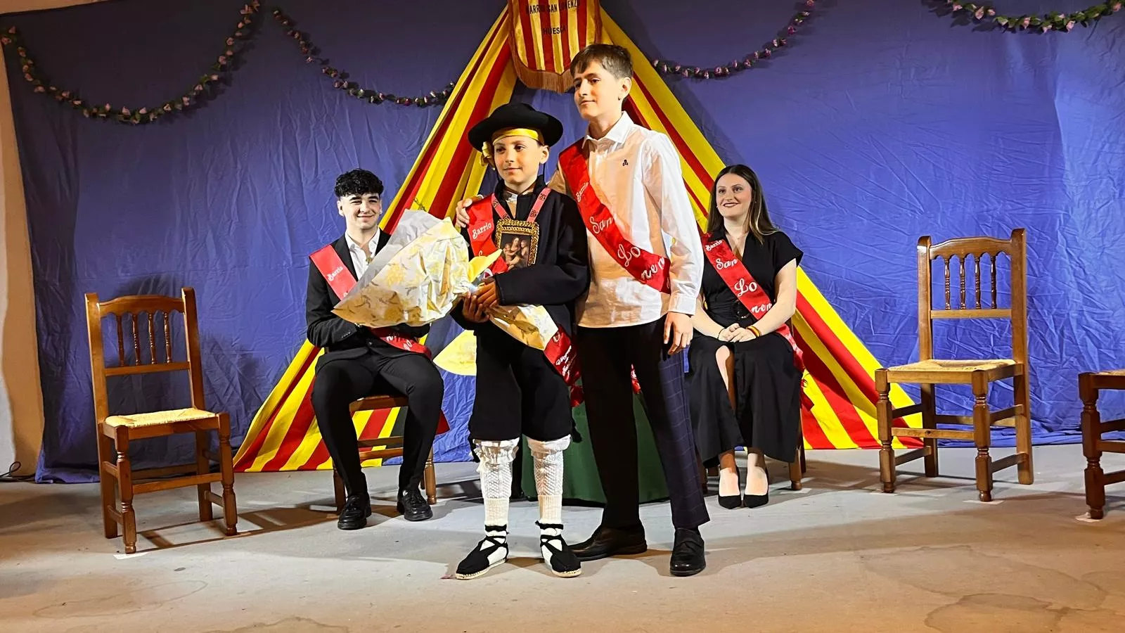 Presentación de las mairalesas, mainates y mayorales del Barrio de San Lorenzo. Foto Mercedes Manterola