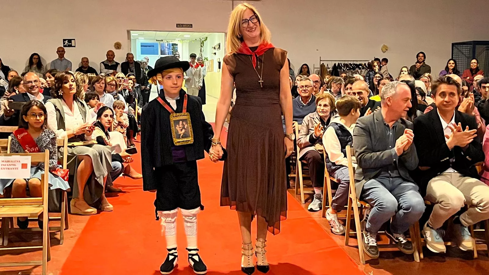 Presentación de las mairalesas, mainates y mayorales del Barrio de San Lorenzo. Foto Mercedes Manterola