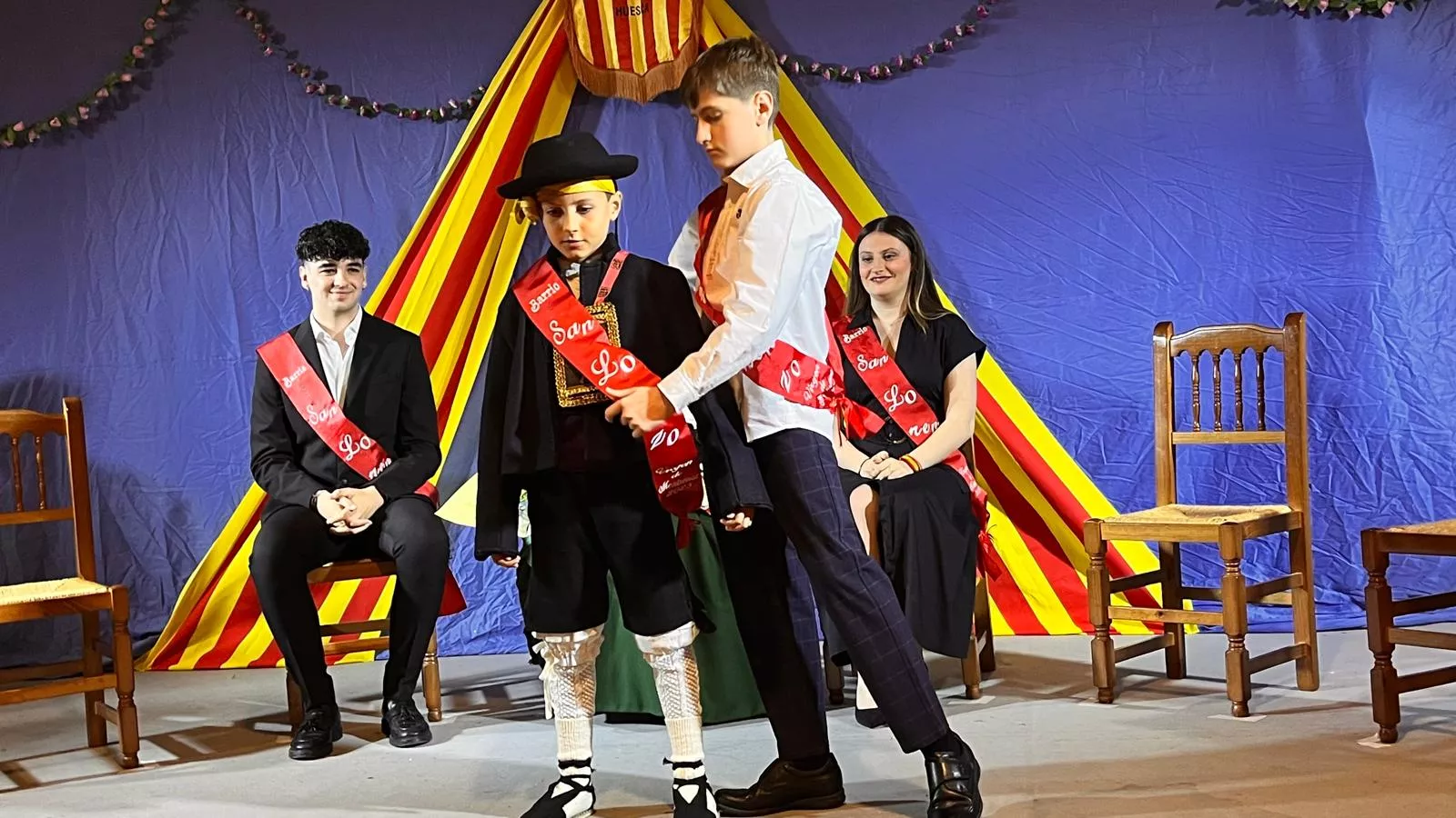 Presentación de las mairalesas, mainates y mayorales del Barrio de San Lorenzo. Foto Mercedes Manterola