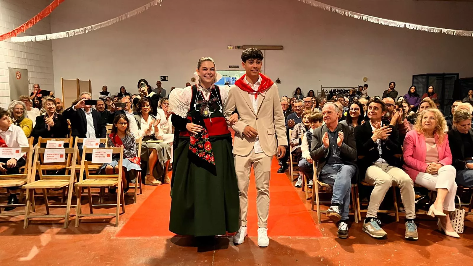 Presentación de las mairalesas, mainates y mayorales del Barrio de San Lorenzo. Foto Mercedes Manterola