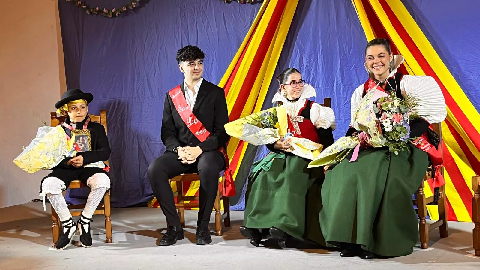 Presentación de las mairalesas, mainates y mayorales del Barrio de San Lorenzo. Foto Mercedes Manterola